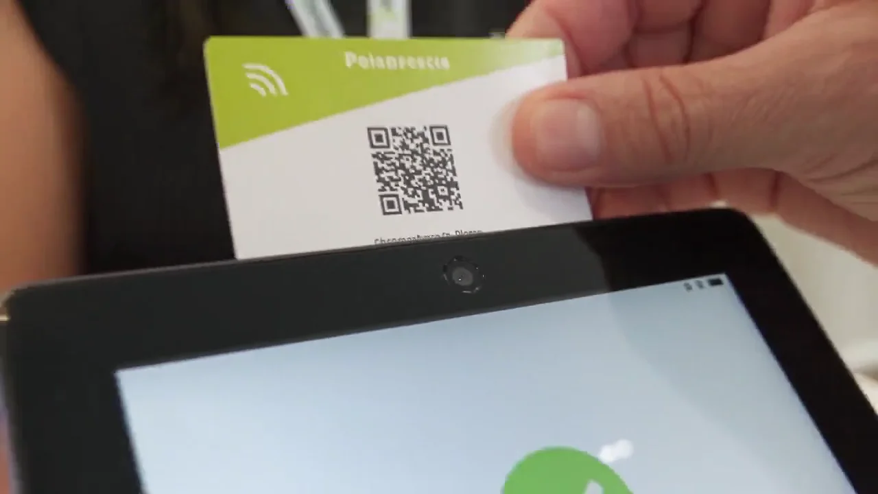 Tablet em um ponto de atendimento de feira
