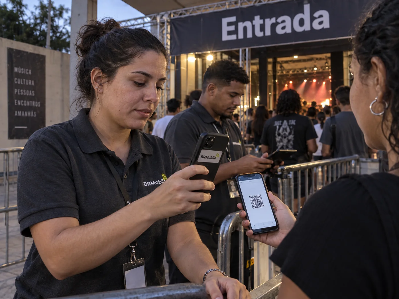 Operadora usando celular BR Mobile para ler QR Code de ingresso apresentado pelo visitante