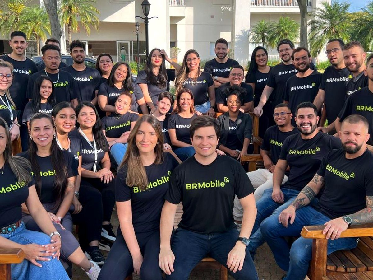 Equipe BR Mobile reunida na empresa, usando camisetas da marca