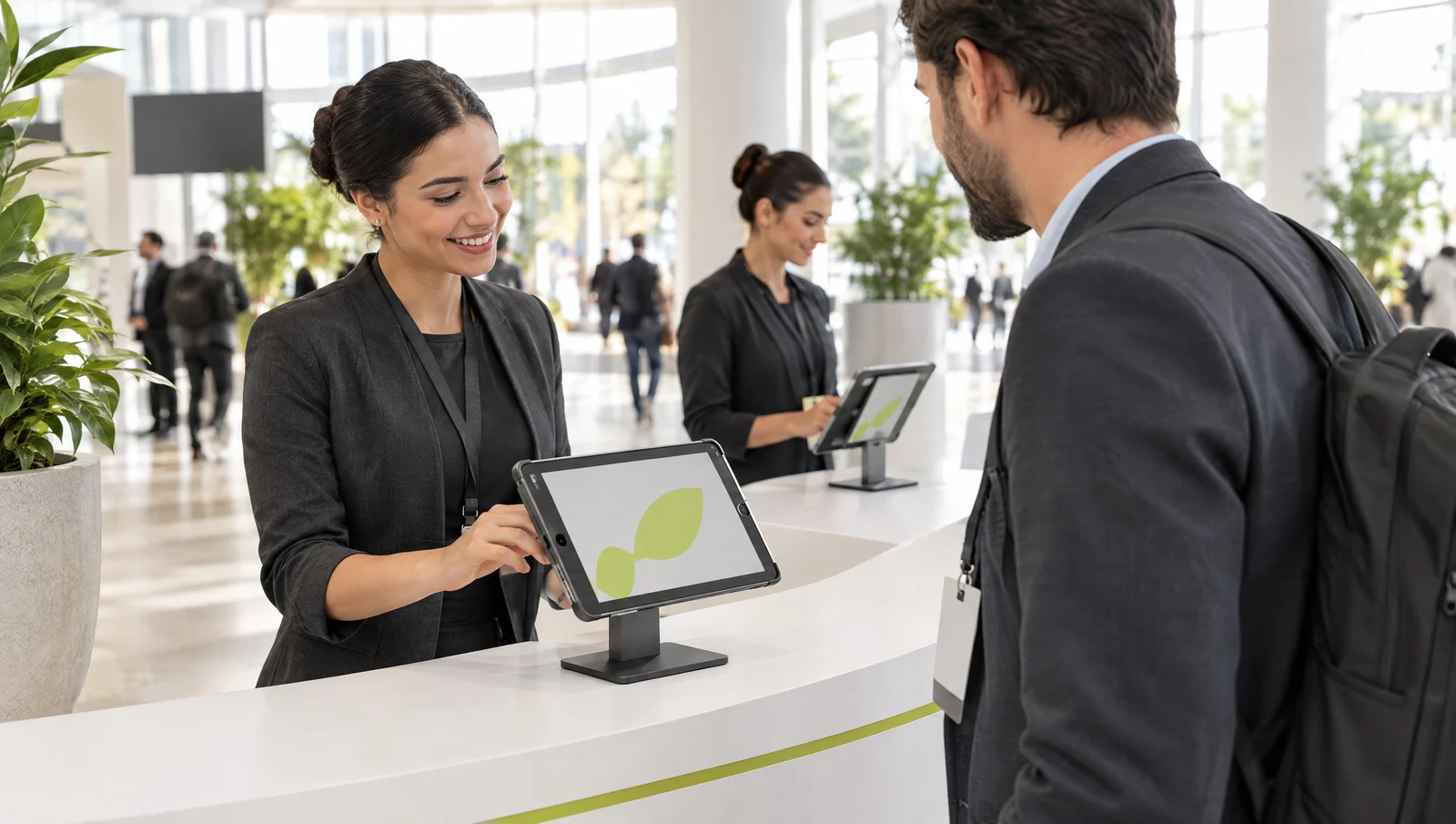 Postos de credenciamento com tablets em um congresso