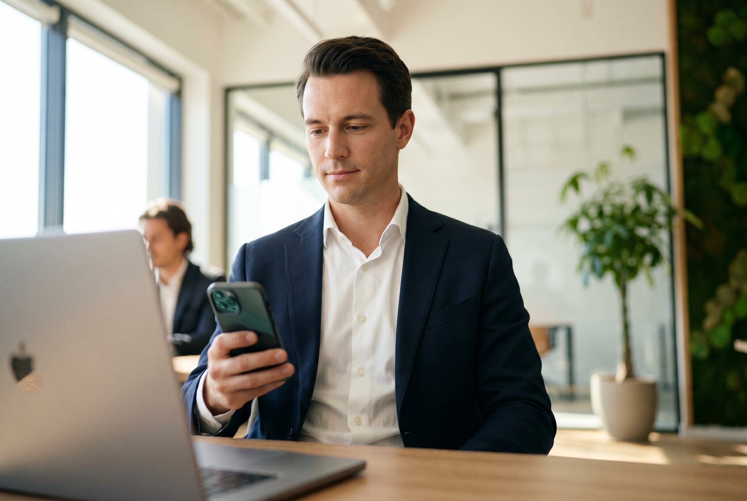 Profissional consultando um smartphone no escritório